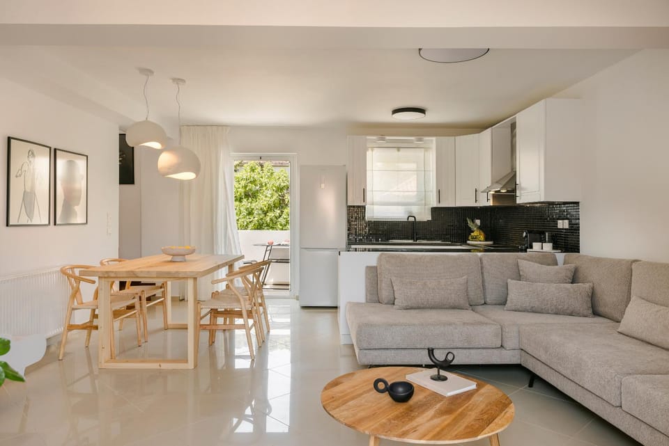 Kitchen or kitchenette, Living room, Seating area, Dining area