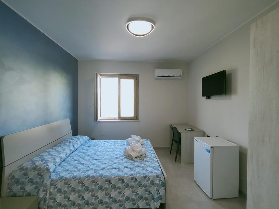 Bed, TV and multimedia, Photo of the whole room, Bedroom, towels, air conditioner
