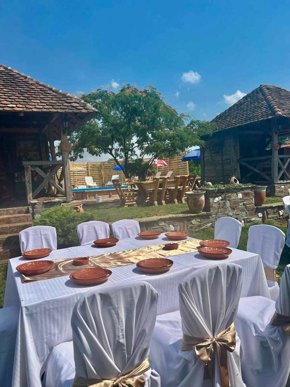 Restaurant/places to eat, Restaurant/places to eat, Day, Garden, Banquet/Function facilities