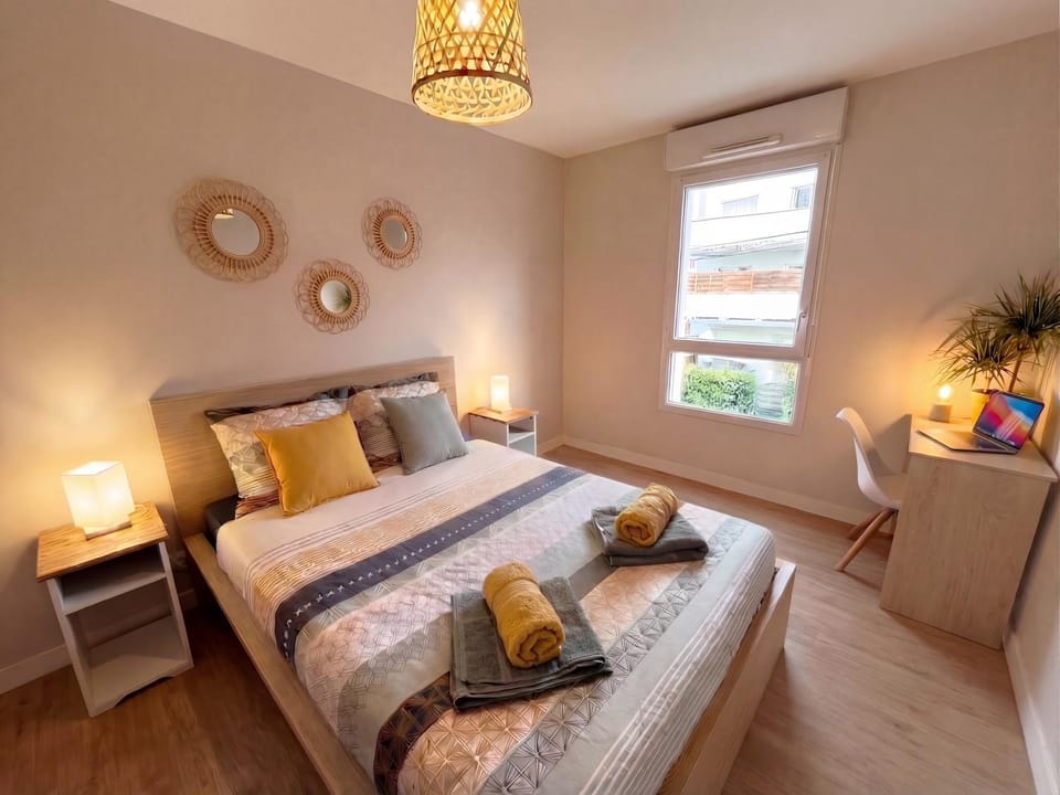 Photo of the whole room, Seating area, Bedroom, towels