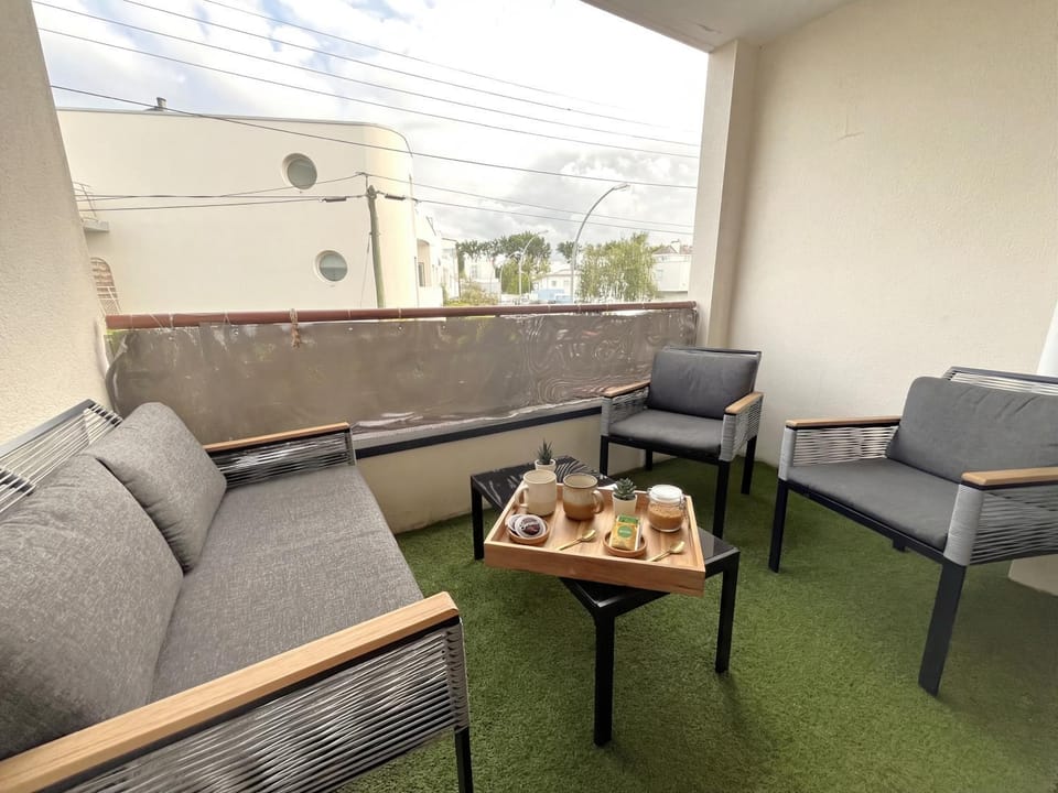 Coffee/tea facilities, View (from property/room), Balcony/Terrace, Street view, Quiet street view