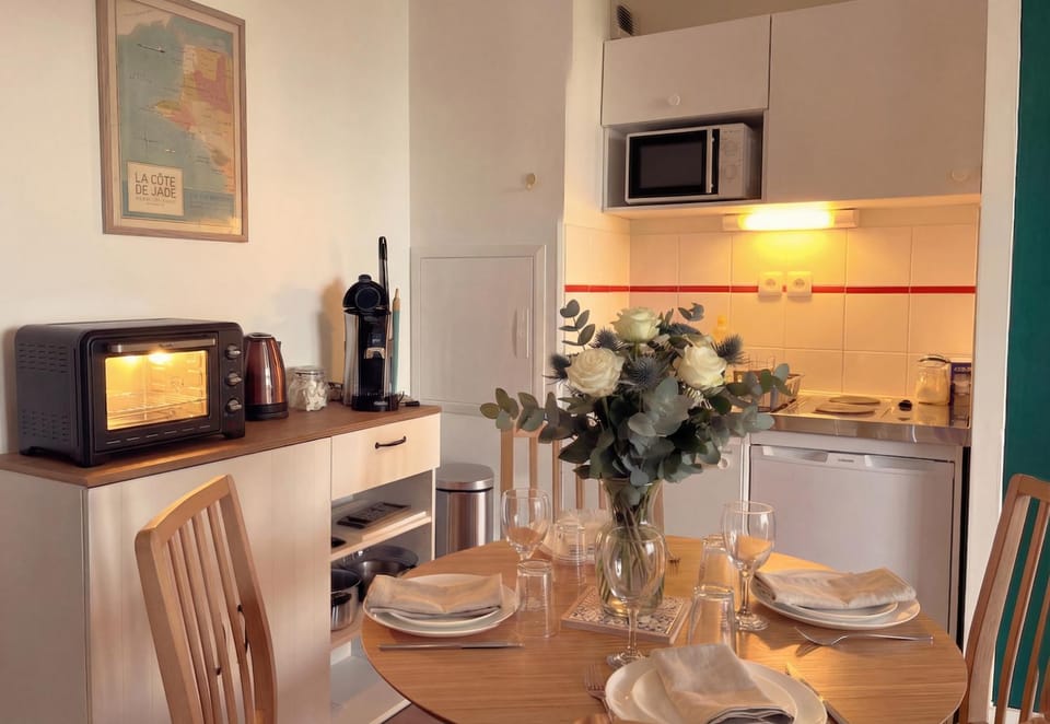 Coffee/tea facilities, Kitchen or kitchenette, Dining area, Meals, microwave, stove, kitchen