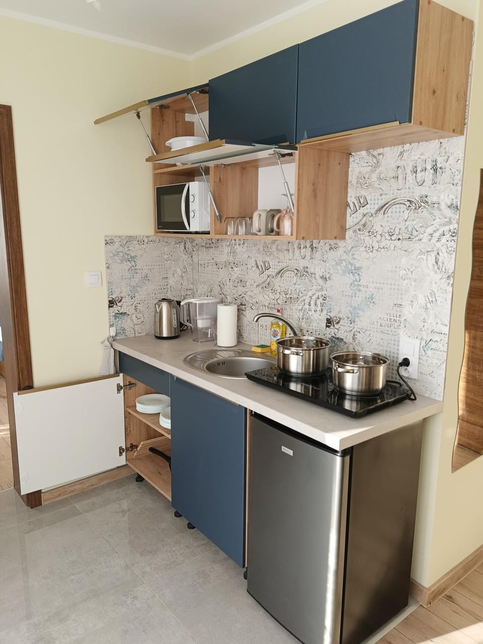 Kitchen or kitchenette