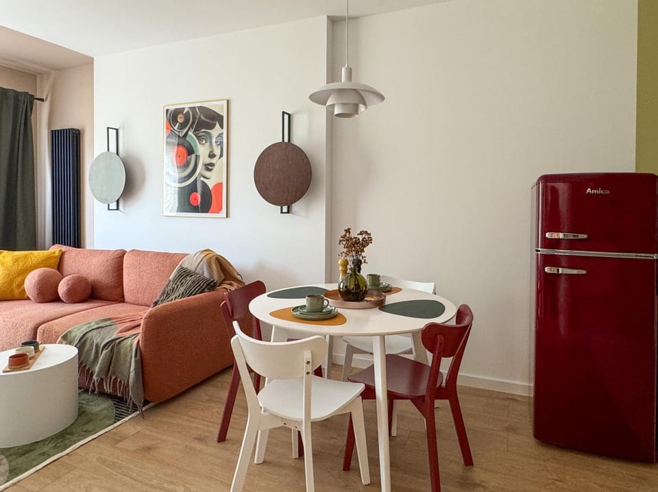 Kitchen or kitchenette, Living room, Food and drinks, Seating area, Dining area, Food, oven