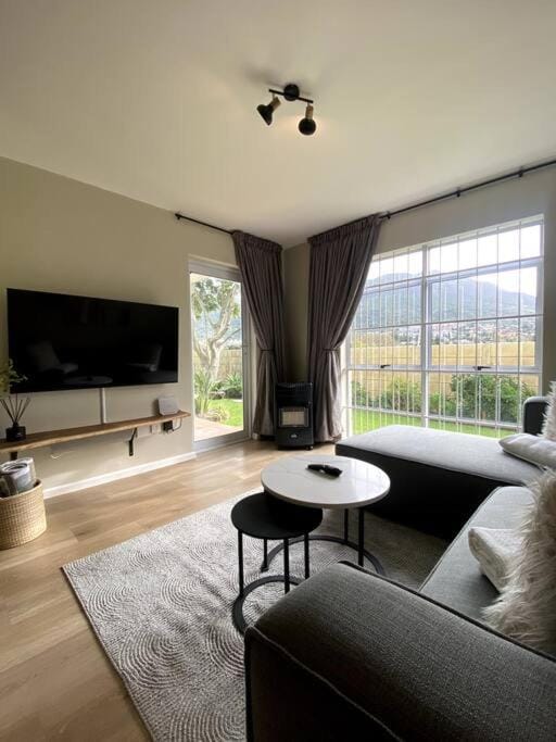 TV and multimedia, Living room, Seating area, Evening entertainment