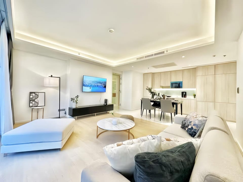 TV and multimedia, Kitchen or kitchenette, Living room, Seating area, Dining area