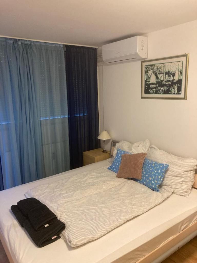 Bedroom, air conditioner