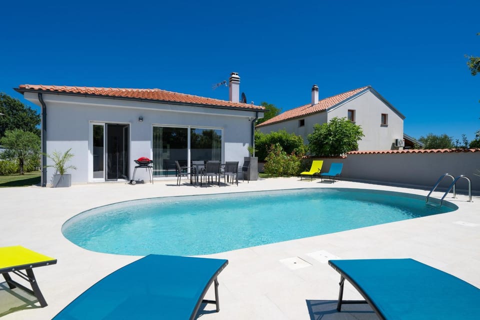 Property building, Swimming pool, sunbed