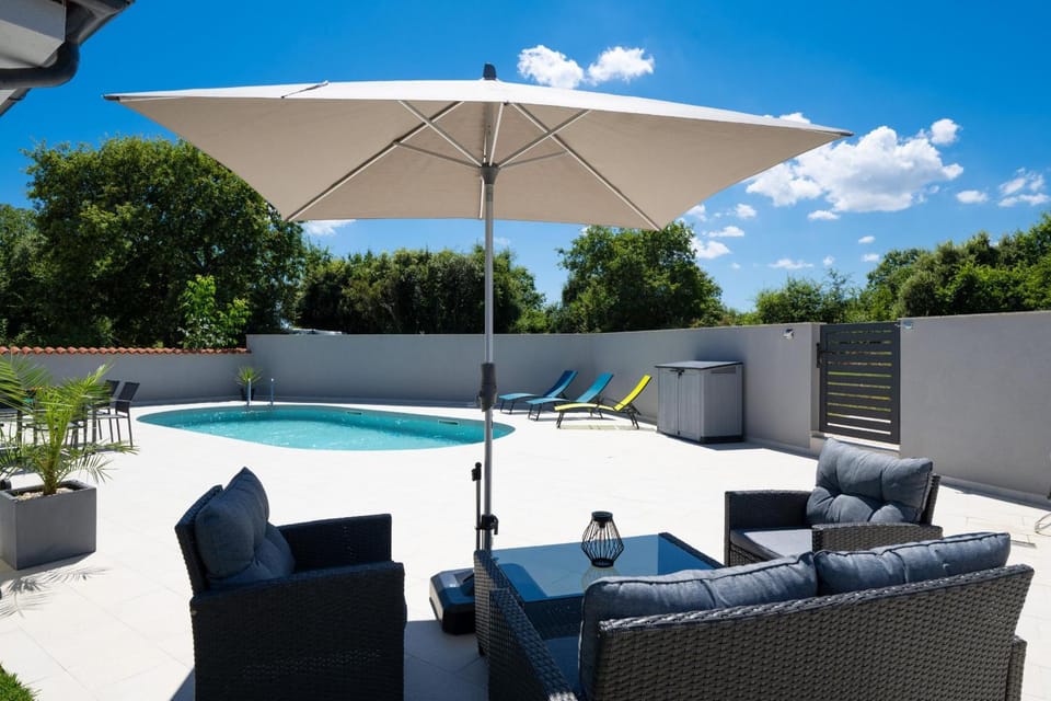 Swimming pool, sunbed