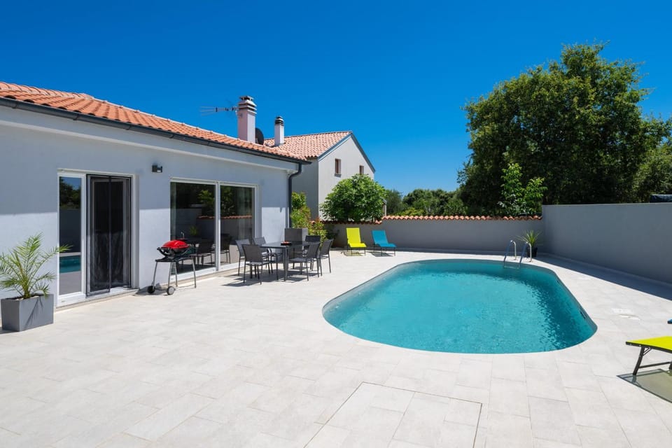 Property building, Swimming pool, sunbed
