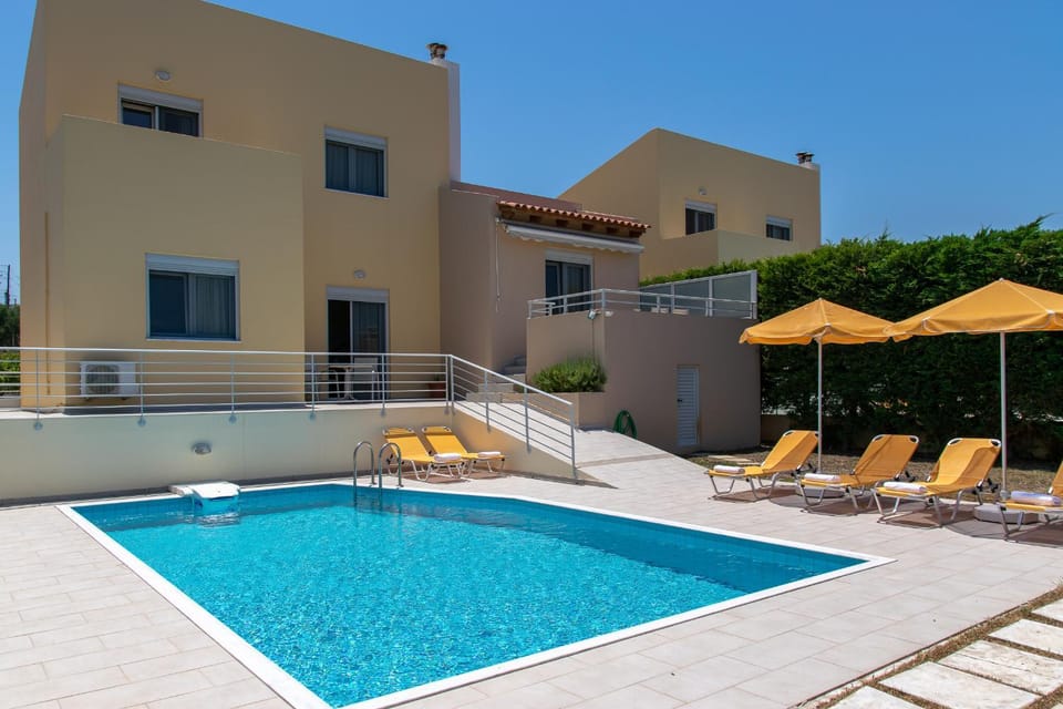 Property building, Patio, Day, Pool view, Swimming pool, sunbed