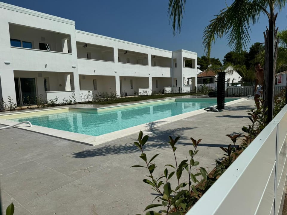 Property building, Day, Pool view, Swimming pool, sunbed