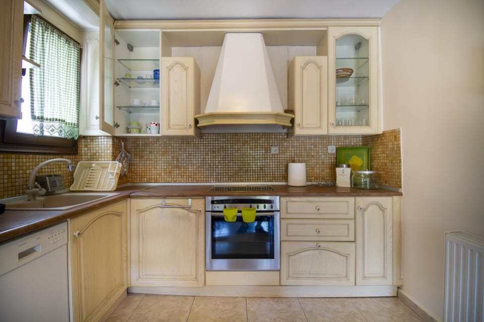 Kitchen or kitchenette, oven, stove