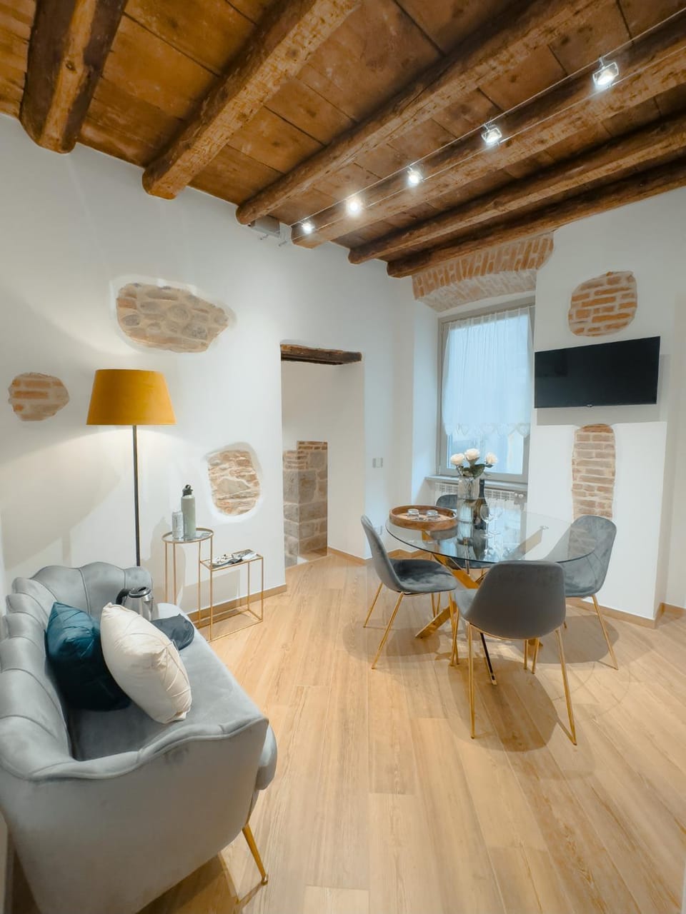 TV and multimedia, Living room, Seating area, Dining area