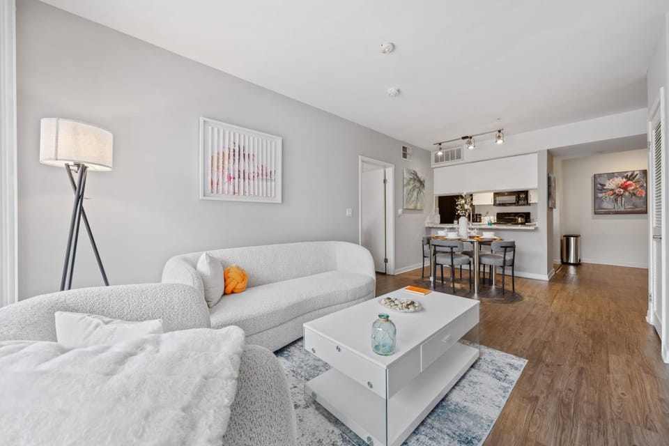 Le Reve , 5 min to the beach Luxury Condo Apartment in Santa Monica
