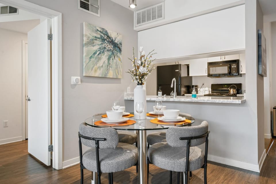 Le Reve , 5 min to the beach Luxury Condo Apartment in Santa Monica