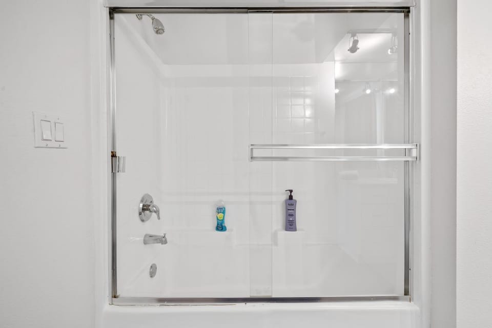 Le Reve , 5 min to the beach Luxury Condo Apartment in Santa Monica