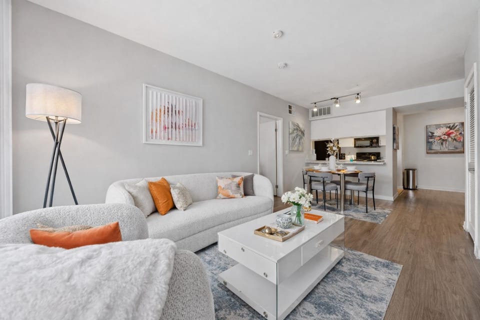 Le Reve , 5 min to the beach Luxury Condo Apartment in Santa Monica