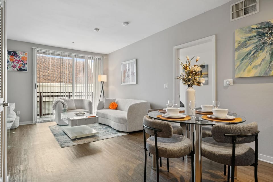 Le Reve , 5 min to the beach Luxury Condo Apartment in Santa Monica