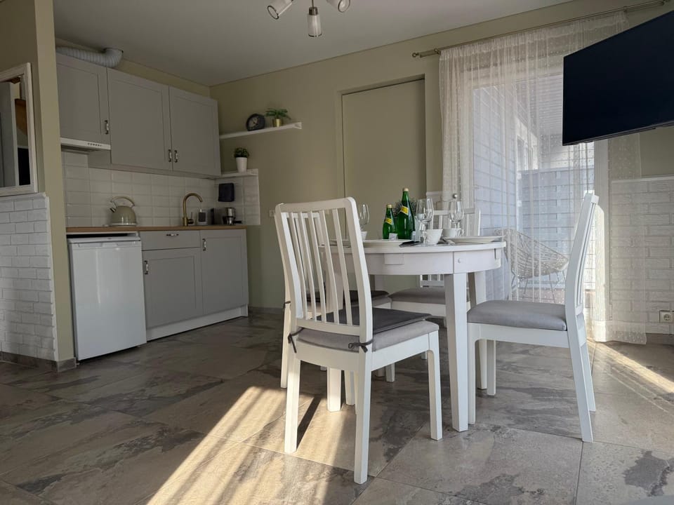 TV and multimedia, Kitchen or kitchenette, Living room, Seating area, Dining area, oven, stove