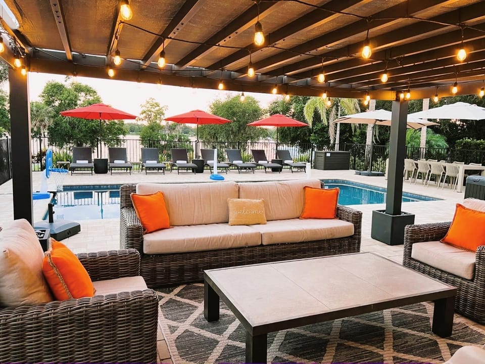 Walk to LEGOLAND Heated Pool Putting Green Beach Sunsets Boat Dock Villa in Winter Haven