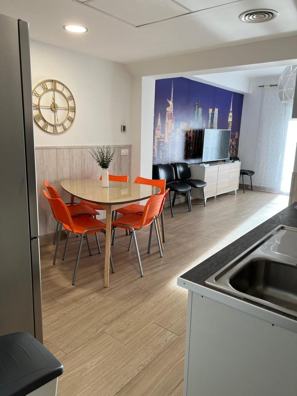 TV and multimedia, Kitchen or kitchenette, Living room, Seating area, Dining area, oven