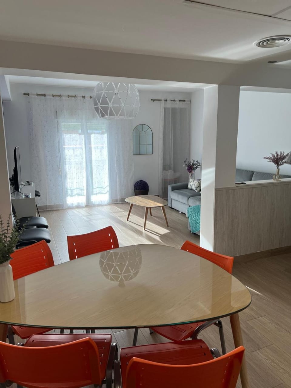 Kitchen or kitchenette, Living room, Seating area, Dining area