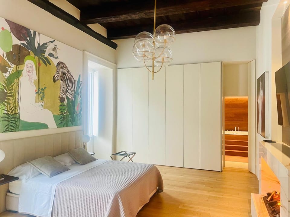 Bed, Hot Tub, TV and multimedia, Bedroom, fireplace, wardrobe