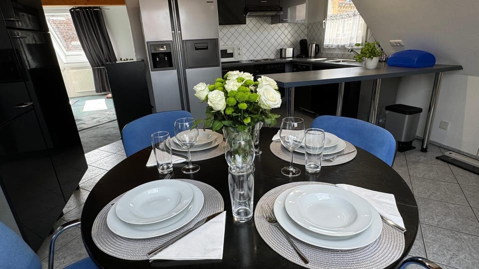 Kitchen or kitchenette, Dining area, oven