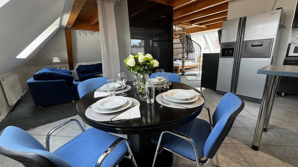 Kitchen or kitchenette, Seating area, Dining area, oven