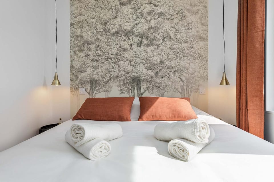 Bed, Night, TV and multimedia, Bedroom, internet, air conditioner