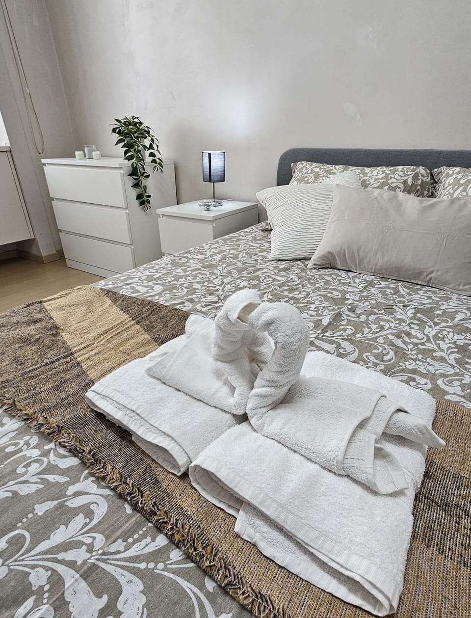 Bed, Bedroom, towels