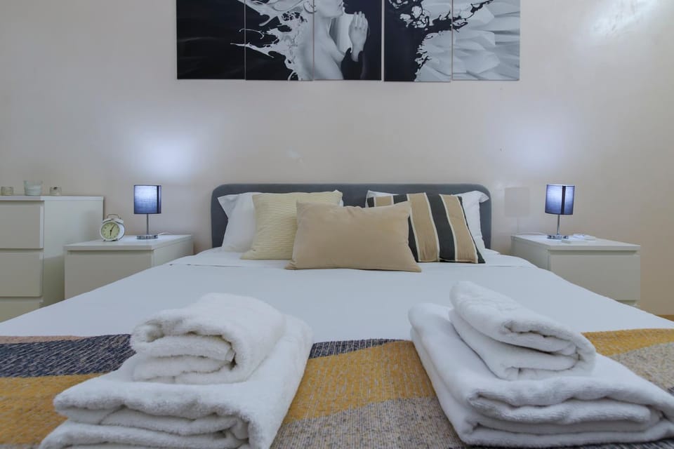 Bed, Bedroom, towels