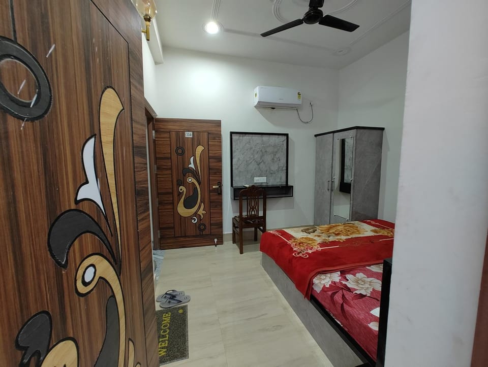 Photo of the whole room, Bedroom, wardrobe, air conditioner