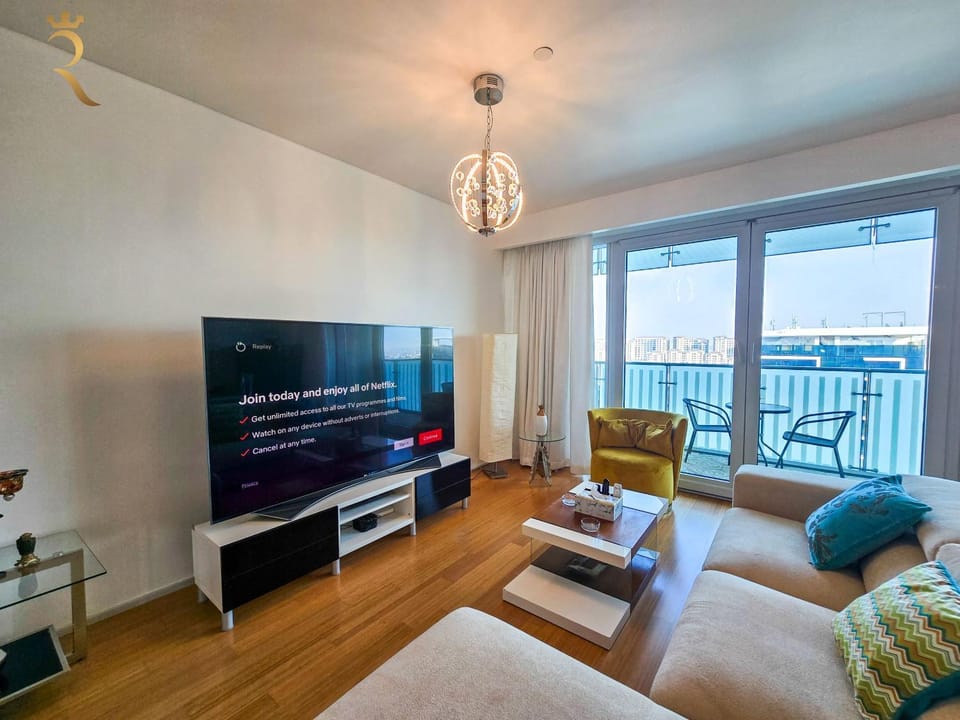 Communal lounge/ TV room, Natural landscape, TV and multimedia, Living room, Seating area, Evening entertainment
