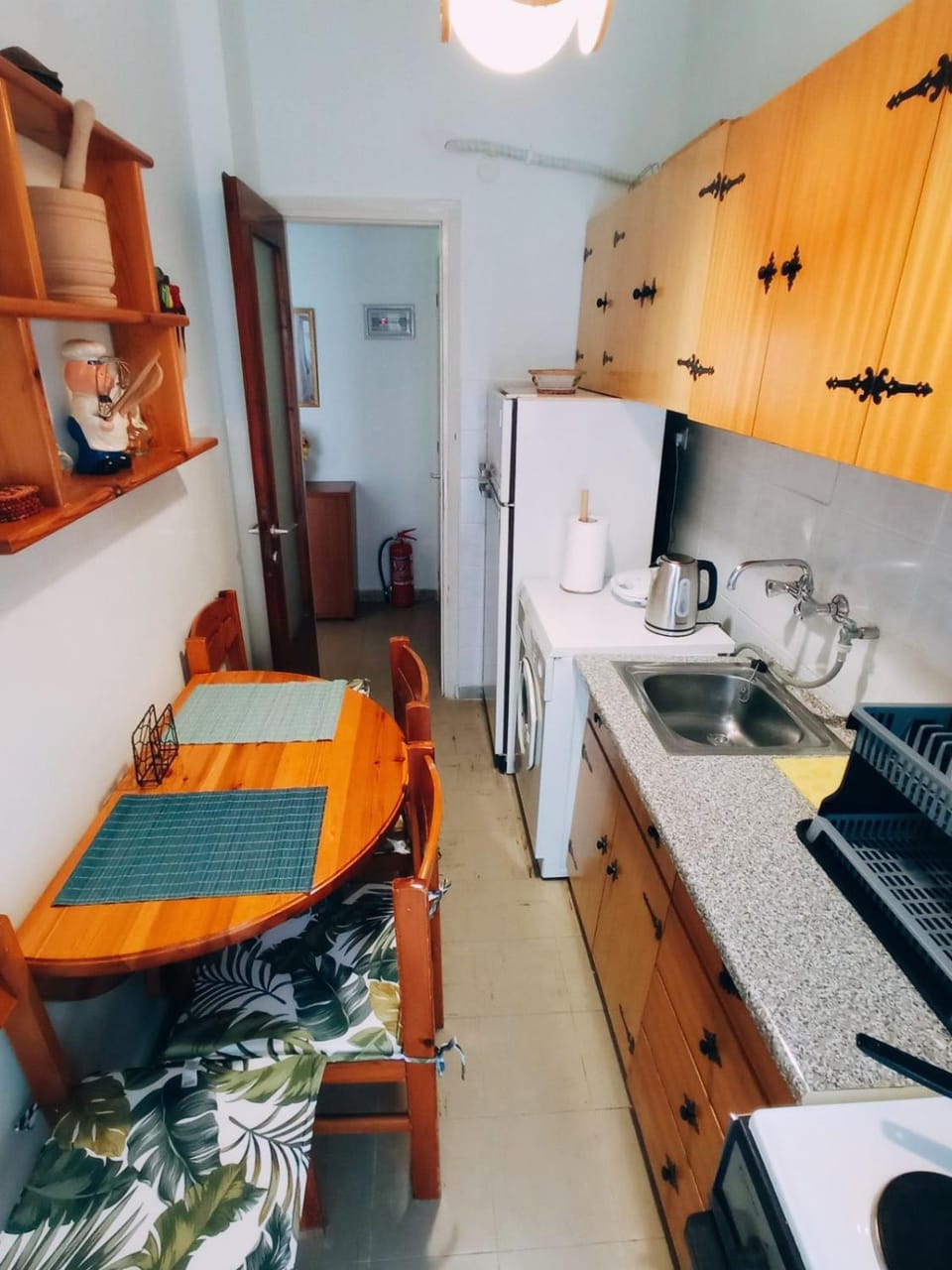 Dining area, oven, stove