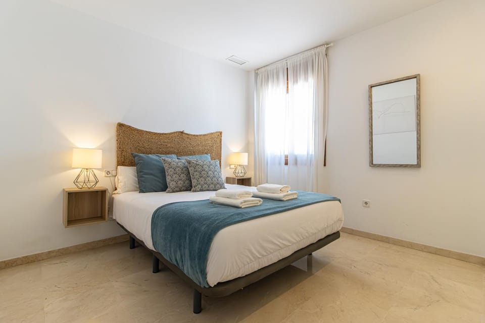 Photo of the whole room, Bedroom