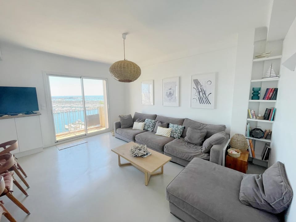 Natural landscape, TV and multimedia, Living room