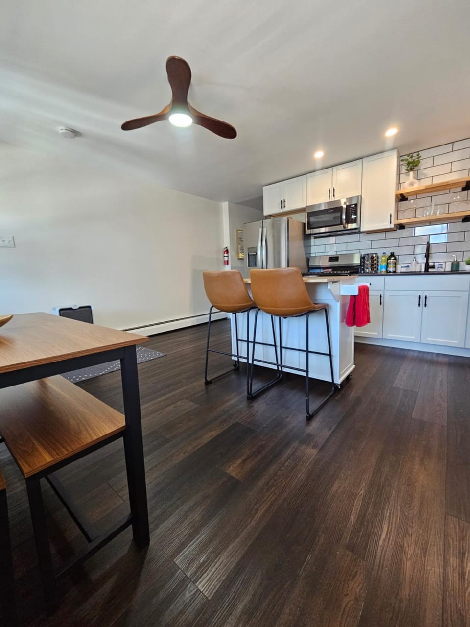 Kitchen or kitchenette, Dining area, microwave, stove