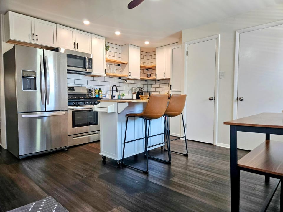 Kitchen or kitchenette, Dining area, dishwasher, microwave, oven, stove, toaster