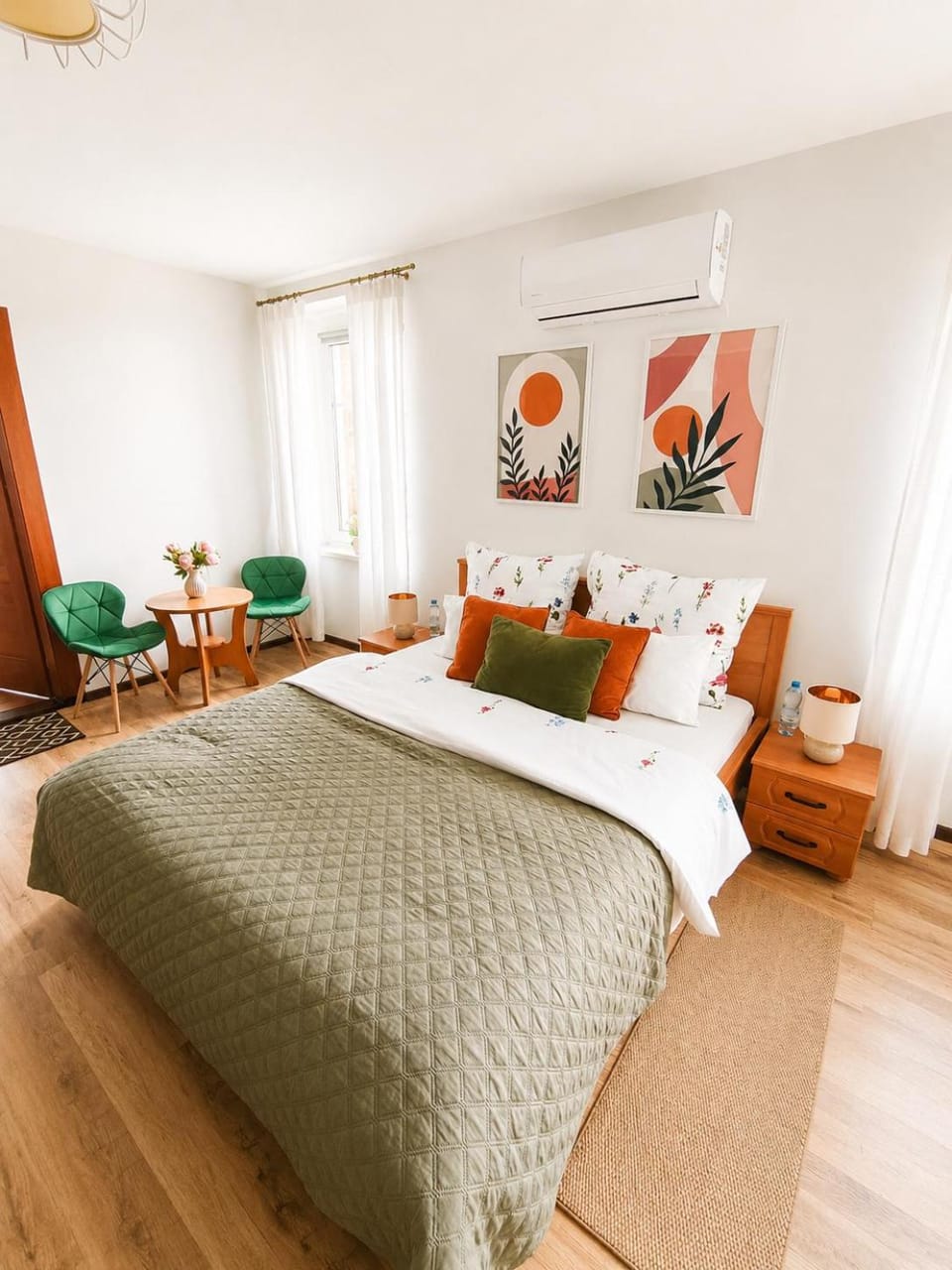 Bed, Living room, Photo of the whole room, Seating area, Bedroom