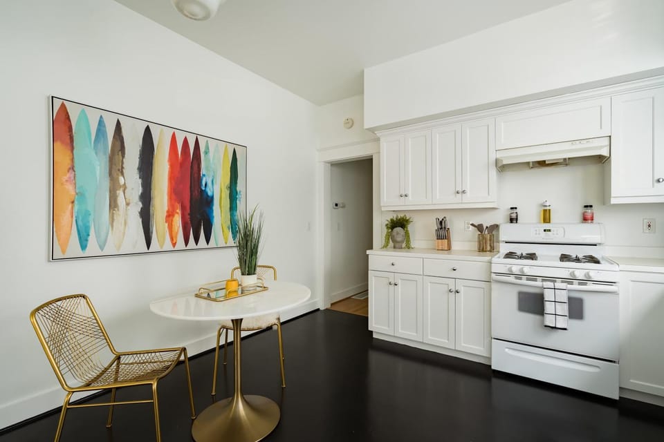 The Art Deco Lounge - 95 WalkScore - Live Music Apartment in Portland
