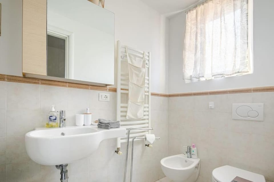 Shower, Toilet, Bathroom, bidet, towels
