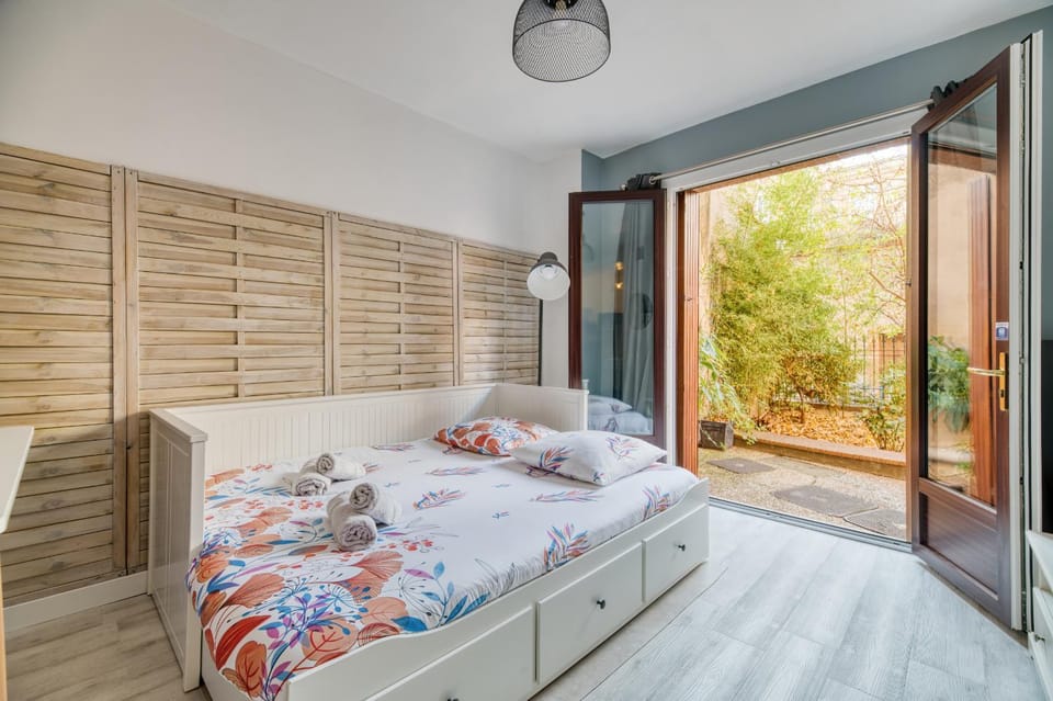 Bed, Garden view