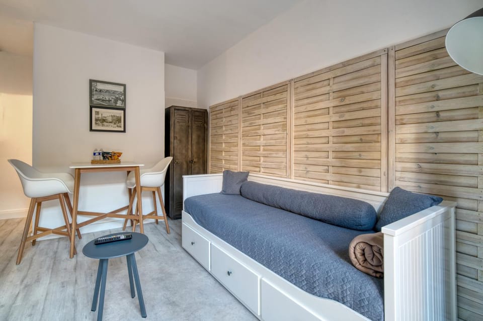 Seating area, Dining area, heating, internet, wardrobe