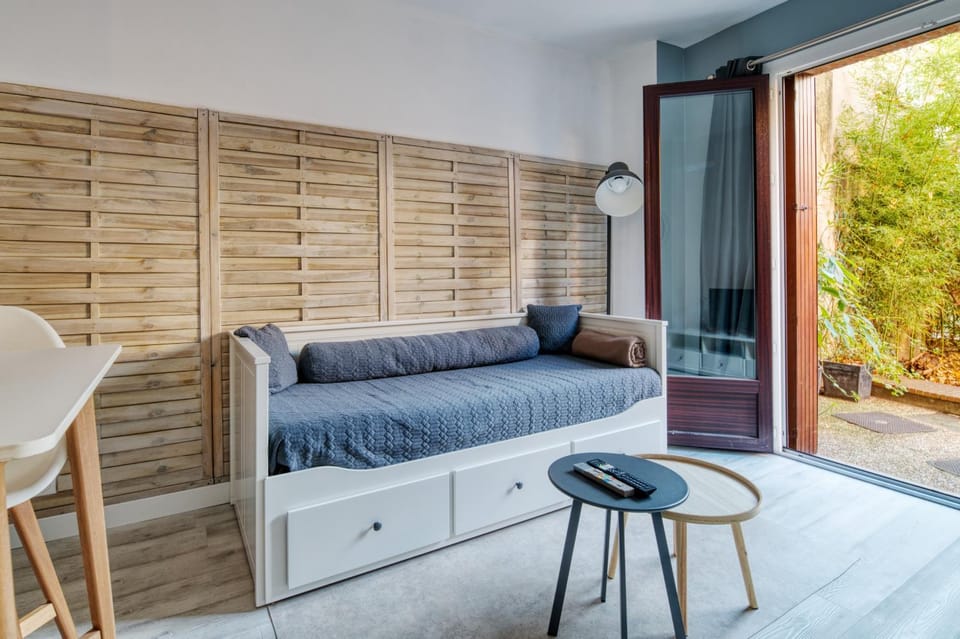 Bed, TV and multimedia, Living room, Garden view