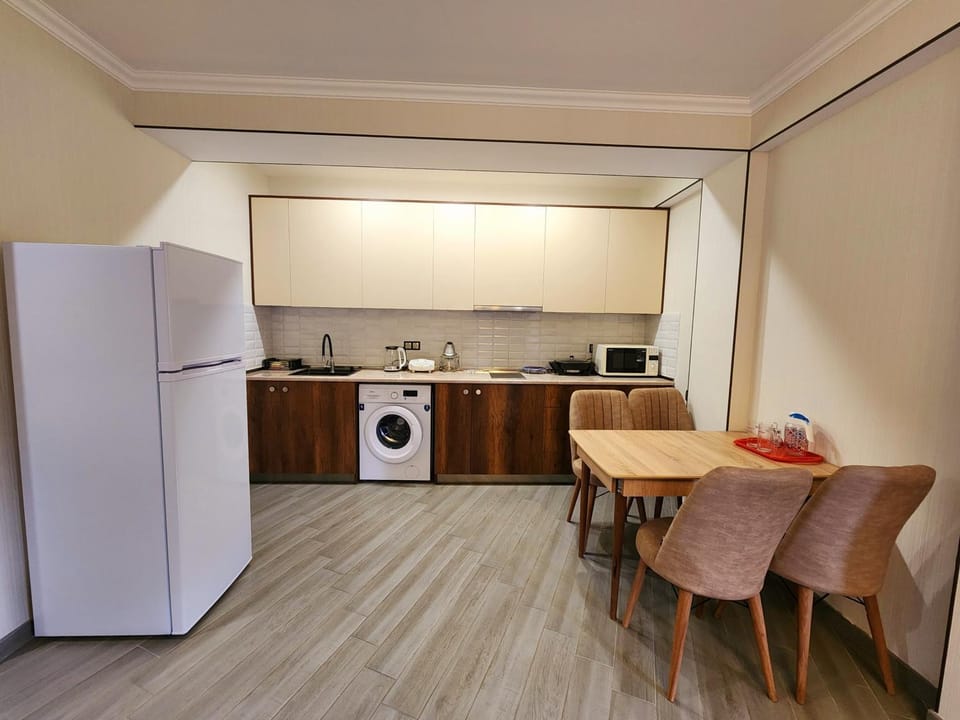 Coffee/tea facilities, Kitchen or kitchenette, Living room, Seating area, Dining area, stove, toaster, washing machine