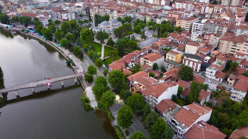Property building, Nearby landmark, Day, Neighbourhood, Natural landscape, Bird's eye view, City view, Lake view, River view, Street view, Location