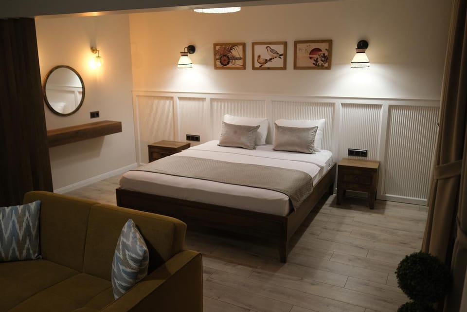 Bed, Photo of the whole room, Seating area, Bedroom