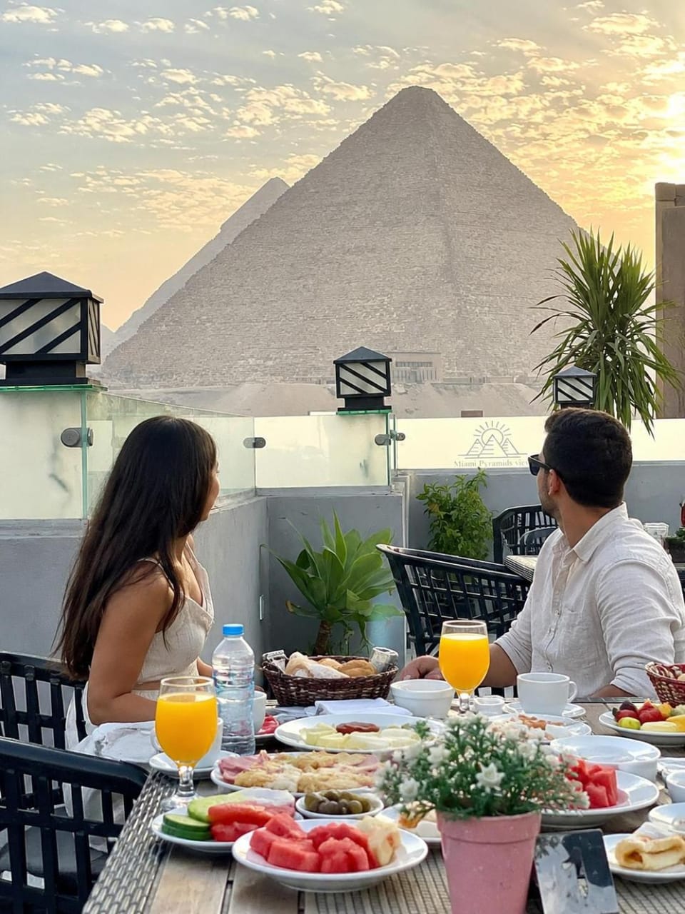 Day, People, Natural landscape, Food and drinks, Dining area, Food, Guests, Drinks, group of guests
